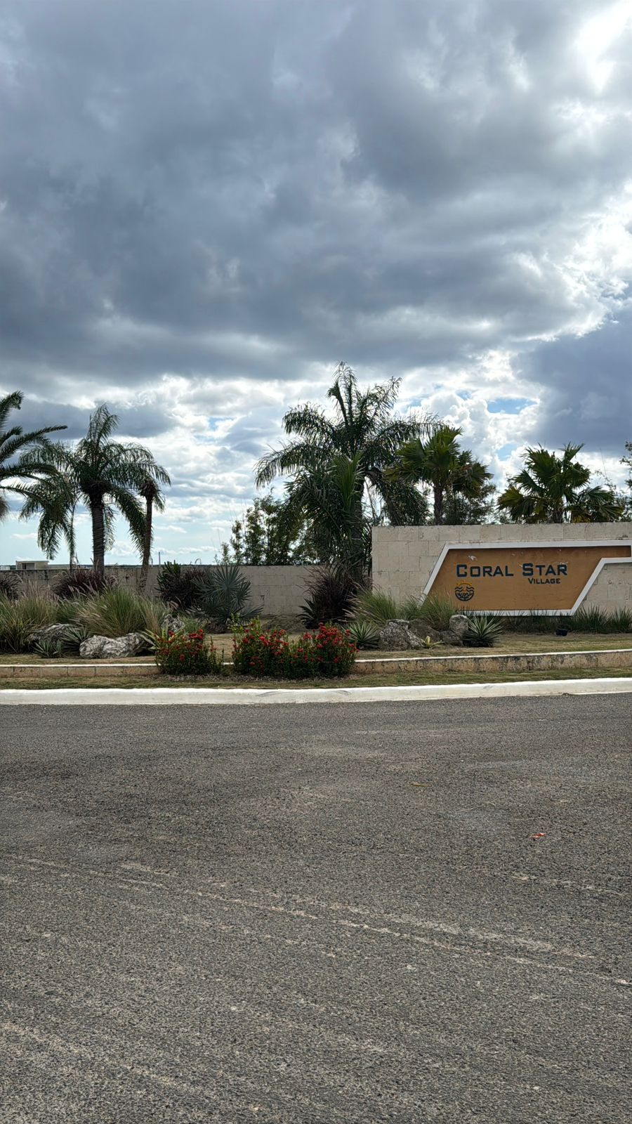 Letrero de entrada del residencial Coral Star Village