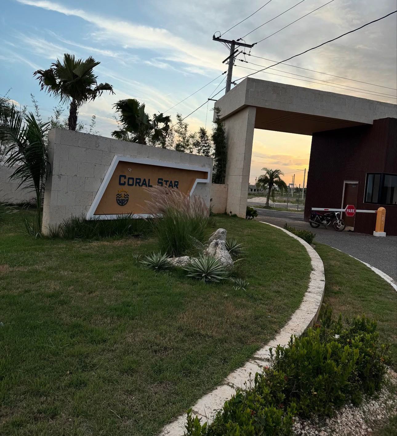 Entrada y caseta de seguridad del residencial